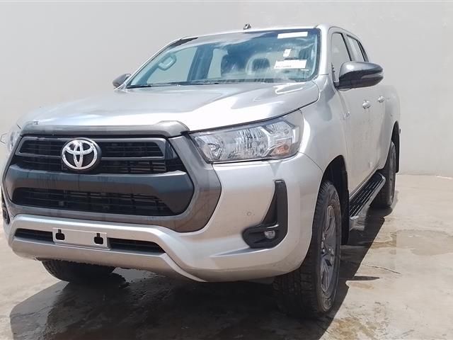 TOYOTA HILUX CD SRX 2.8 A4FD ANO 2023/2024